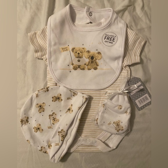 Adorable Bear Baby Outfit Set - Picture 2 of 3